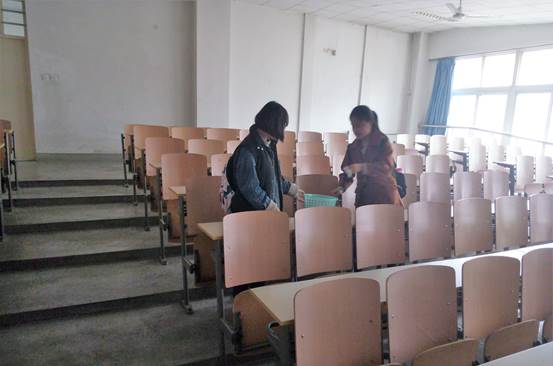 PG电子阳光青协l雷锋月3月5日清扫教二教室 (2)
